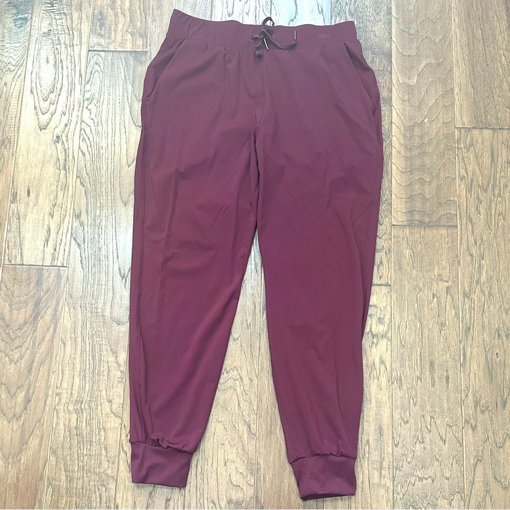 NWOT burgundy joggers size large